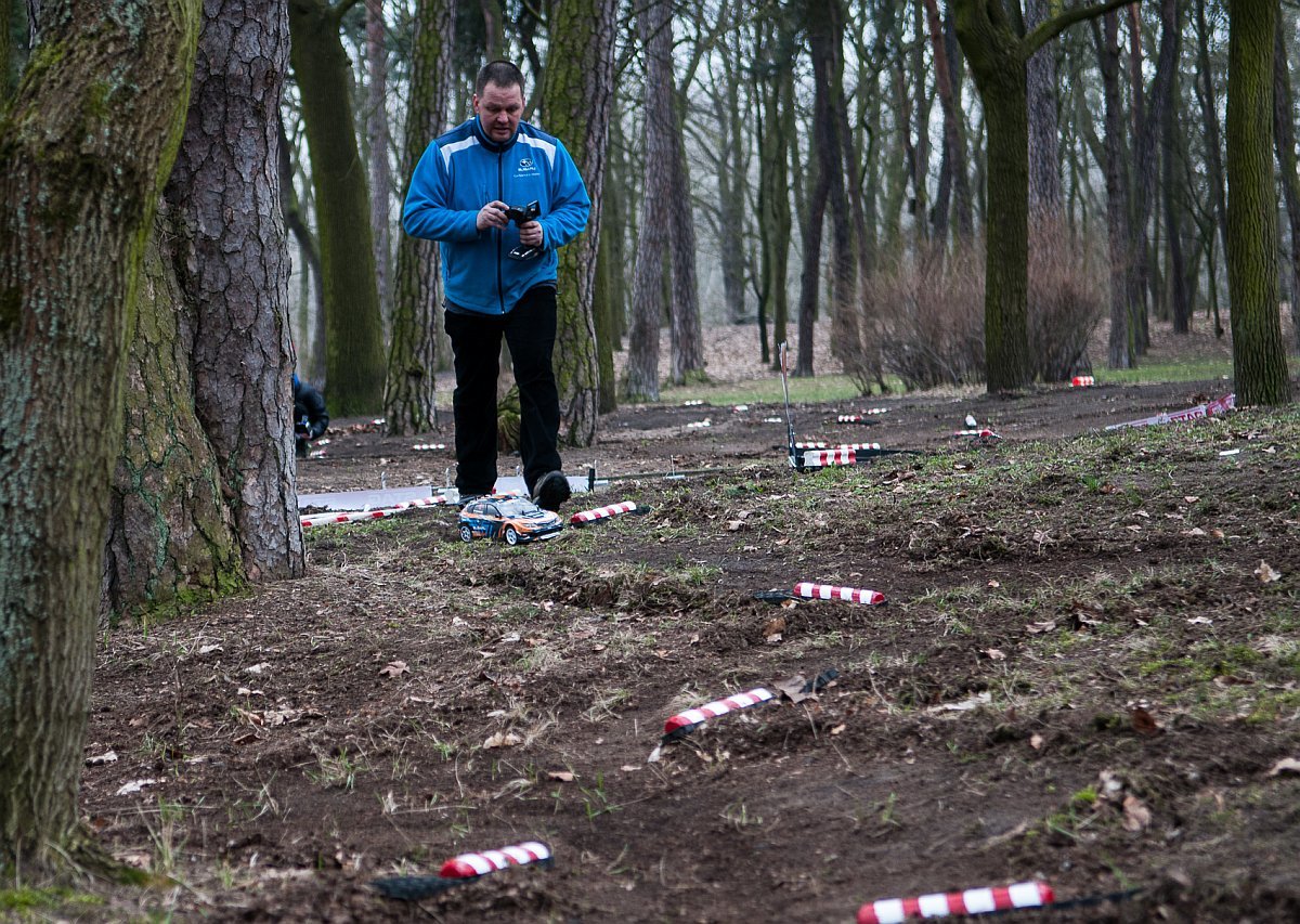 Rajdy szutrowe, choć nieprzewidywalne i niszczycielskie, gwarantują ekstremum emocji i widowiskowej jazdy. 2. Rajd Parkowy dorzucił jeszcze wysokogórskie wspinaczki, jazdę nad urwiskami i... konkursów lotów zdalnie sterowaną rajdówką.
Fot. Bartosz Jędrzejewski / SPRCT Rajdy szutrowe, choć nieprzewidywalne i niszczycielskie, gwarantują ekstremum emocji i widowiskowej jazdy. 2. Rajd Parkowy dorzucił jeszcze wysokogórskie wspinaczki, jazdę nad urwiskami i... konkursów lotów zdalnie sterowaną rajdówką.
Fot. Bartosz Jędrzejewski / SPRCT