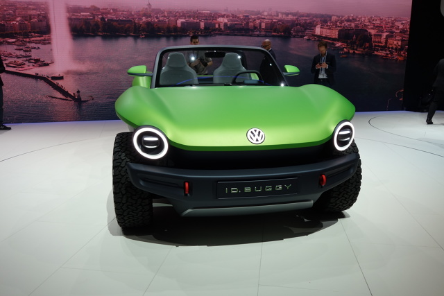 Volkswagen ID. BUGGY
ID. BUGGY to kolejny pojazd skonstruowany w oparciu o platformę MEB służącą do budowy samochodów zasilanych energią elektryczną. Oszczędna stylistyka studyjnego elektrycznego auta jest współczesną interpretacją stylu plażowych buggy, jakie w latach 60. i 70. cieszyły się wielką popularnością w USA.
Fot. Ryszard M. Perczak Volkswagen ID. BUGGY
ID. BUGGY to kolejny pojazd skonstruowany w oparciu o platformę MEB służącą do budowy samochodów zasilanych energią elektryczną. Oszczędna stylistyka studyjnego elektrycznego auta jest współczesną interpretacją stylu plażowych buggy, jakie w latach 60. i 70. cieszyły się wielką popularnością w USA.
Fot. Ryszard M. Perczak