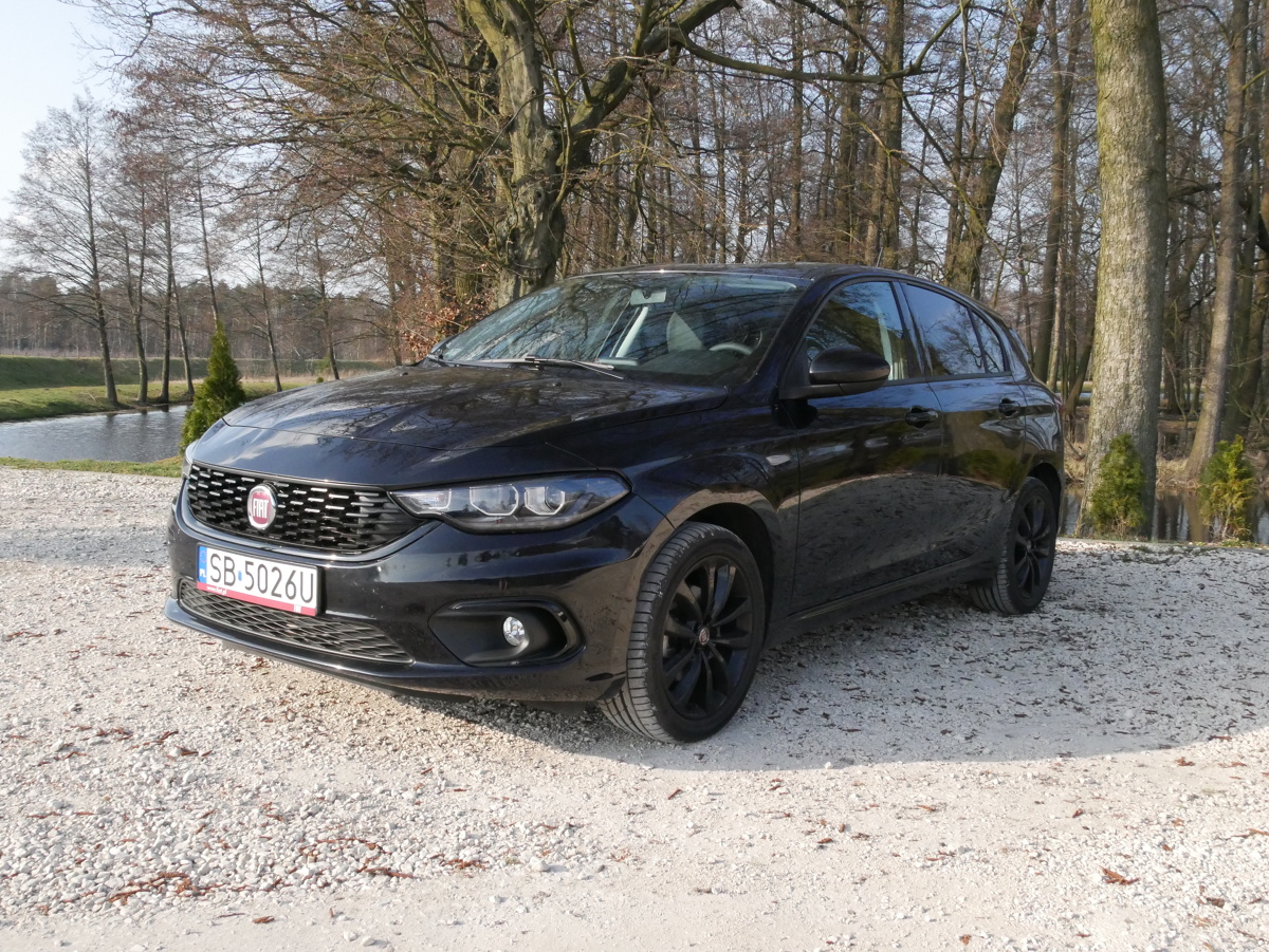 Fiat Tipo S-Design
Tipo jest modelem godnym zainteresowania. W najniższych wersjach wyposażenia samochód ten może być naprawdę tani – nowe auto uda się w promocyjnych cenach lub na dealerskich wyprzedażach zdobyć już za 40 tys. zł. Jednak jego najdroższa wersja wydaje się kosztować zbyt dużo.
Fot. Bartłomiej Pobocha Fiat Tipo S-Design
Tipo jest modelem godnym zainteresowania. W najniższych wersjach wyposażenia samochód ten może być naprawdę tani – nowe auto uda się w promocyjnych cenach lub na dealerskich wyprzedażach zdobyć już za 40 tys. zł. Jednak jego najdroższa wersja wydaje się kosztować zbyt dużo.
Fot. Bartłomiej Pobocha