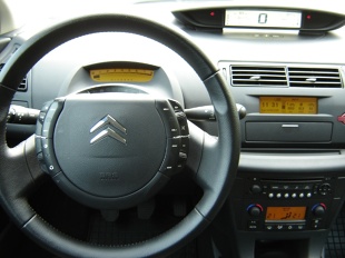 Citroen C4 zadebiutował podczas salonu samochodowego w Paryżu w 2004 r. Zastąpił sprawdzoną, ale wysłużoną Xsarę. Auto przypominające nieco stylistyką legendarny model 2CV od razu zyskało uznanie wśród kierowców i poprawiło notowania Citroena w klasie kompakt. W 2008 r. Francuzi dokonali niewielkich zmian w jego nadwoziu, a w 2010 r. – również w Paryżu – zaprezentowali nową generację C4.

fot. Maciej Pobocha