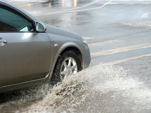 Jak Bezpieczenie Podróżować Samochodem W Czasie Deszczu?