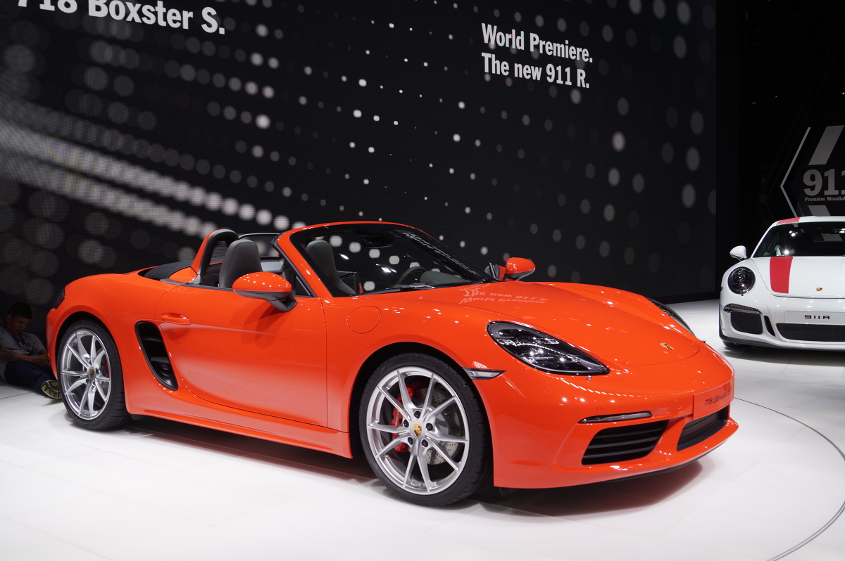 Porsche 718 Boxster
4-cylindrowy, 2-litrowy silnik typu bokser z turbodoładowaniem dostarcza 300 KM i 380 Nm. Porsche 718 Boxster S napędzane jest natomiast za pomocą jednostki o pojemności 2,5 l.
Fot. Tomasz Szmandra Porsche 718 Boxster
4-cylindrowy, 2-litrowy silnik typu bokser z turbodoładowaniem dostarcza 300 KM i 380 Nm. Porsche 718 Boxster S napędzane jest natomiast za pomocą jednostki o pojemności 2,5 l.
Fot. Tomasz Szmandra