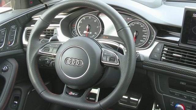 Audi RS6
Standardowe wyposażenie obejmuje m.in. przednie i tylne światła LED-owe, system zmywania reflektorów, czy czujniki deszczu. Za dopłatą 8670 zł auto otrzyma szklany dach panoramiczny. Karoserię w kilku miejscach przyozdobiono emblematami z nazwą modelu.
Fot. Kacper Rogacin Audi RS6
Standardowe wyposażenie obejmuje m.in. przednie i tylne światła LED-owe, system zmywania reflektorów, czy czujniki deszczu. Za dopłatą 8670 zł auto otrzyma szklany dach panoramiczny. Karoserię w kilku miejscach przyozdobiono emblematami z nazwą modelu.
Fot. Kacper Rogacin