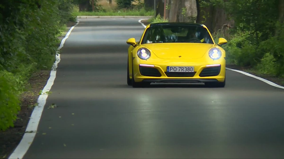 Porsche 911 Carrera 4S
Poza nowymi trójwymiarowymi światłami, od poprzedniej generacji nową 911-tkę można odróżnić po podwójnej końcówce wydechu oraz dwóch otworach w tylnym zderzaku.
Fot. TVN Turbo/x-news Porsche 911 Carrera 4S
Poza nowymi trójwymiarowymi światłami, od poprzedniej generacji nową 911-tkę można odróżnić po podwójnej końcówce wydechu oraz dwóch otworach w tylnym zderzaku.
Fot. TVN Turbo/x-news