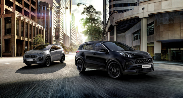 Kia Motors prezentuje właśnie swojego najpopularniejszego SUV-a – Sportage – w ekskluzywnej wersji Black Edition. Na zewnątrz znakiem rozpoznawczym tej odmiany są detale lakierowane na wysoki połysk w kolorze czarnym. Produkcja Sportage Black Edition rozpoczęła się w listopadzie w zakładzie w Żylinie na Słowacji. Kia Sportage Black Edition jest oferowana we wszystkich dostępnych wersjach silnikowych, z napędem zarówno na dwa, jak i na cztery koła. Ceny zaczynają się już od 105 990 zł i obejmują korzyść dla klienta w wysokości 8 000 zł.
Fot. Kia Kia Motors prezentuje właśnie swojego najpopularniejszego SUV-a – Sportage – w ekskluzywnej wersji Black Edition. Na zewnątrz znakiem rozpoznawczym tej odmiany są detale lakierowane na wysoki połysk w kolorze czarnym. Produkcja Sportage Black Edition rozpoczęła się w listopadzie w zakładzie w Żylinie na Słowacji. Kia Sportage Black Edition jest oferowana we wszystkich dostępnych wersjach silnikowych, z napędem zarówno na dwa, jak i na cztery koła. Ceny zaczynają się już od 105 990 zł i obejmują korzyść dla klienta w wysokości 8 000 zł.
Fot. Kia
