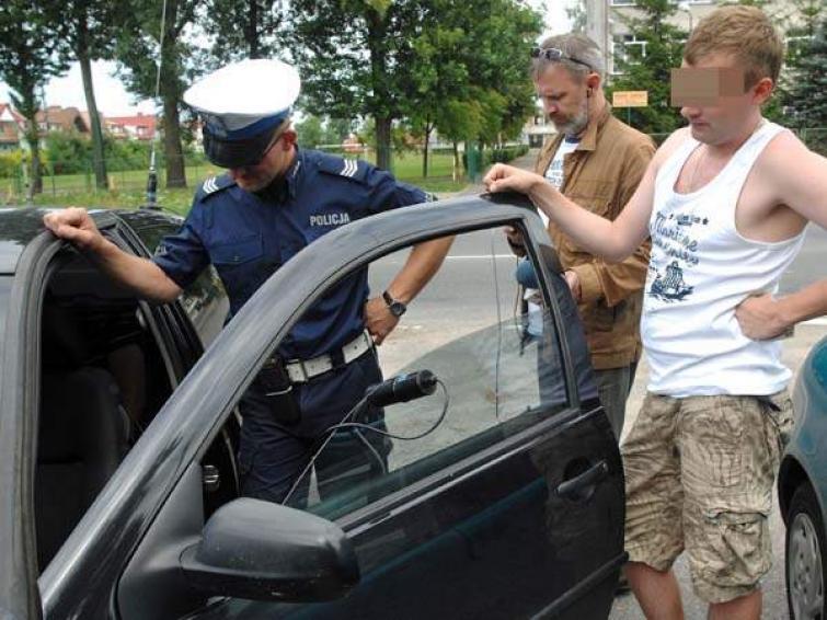 Kierowcy do kontroli: policja sprawdzała szyby i hałas Kierowcy do kontroli: policja sprawdzała szyby i hałas