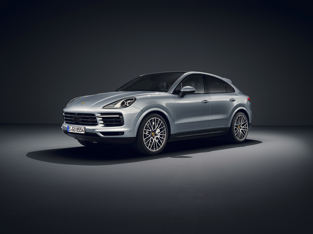 Porsche Cayenne S Coupe
Ceny Cayenne S Coupé zaczynają się od 498 tys. zł. Oprócz pakietu Sport Chrono jego standardowe wyposażenie obejmuje wspomaganie układu kierowniczego Plus, 20-calowe felgi z lekkich stopów, asystenta parkowania z przodu i z tyłu wraz z kamerą cofania oraz zawieszenie Porsche Active Suspension Management (PASM).
Fot. Porsche Porsche Cayenne S Coupe
Ceny Cayenne S Coupé zaczynają się od 498 tys. zł. Oprócz pakietu Sport Chrono jego standardowe wyposażenie obejmuje wspomaganie układu kierowniczego Plus, 20-calowe felgi z lekkich stopów, asystenta parkowania z przodu i z tyłu wraz z kamerą cofania oraz zawieszenie Porsche Active Suspension Management (PASM).
Fot. Porsche