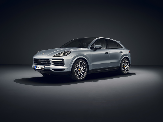 Porsche Cayenne S Coupe
Ceny Cayenne S Coupé zaczynają się od 498 tys. zł. Oprócz pakietu Sport Chrono jego standardowe wyposażenie obejmuje wspomaganie układu kierowniczego Plus, 20-calowe felgi z lekkich stopów, asystenta parkowania z przodu i z tyłu wraz z kamerą cofania oraz zawieszenie Porsche Active Suspension Management (PASM).
Fot. Porsche Porsche Cayenne S Coupe
Ceny Cayenne S Coupé zaczynają się od 498 tys. zł. Oprócz pakietu Sport Chrono jego standardowe wyposażenie obejmuje wspomaganie układu kierowniczego Plus, 20-calowe felgi z lekkich stopów, asystenta parkowania z przodu i z tyłu wraz z kamerą cofania oraz zawieszenie Porsche Active Suspension Management (PASM).
Fot. Porsche