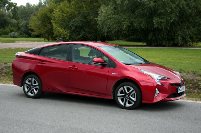 Hyundai Ioniq kontra Toyota Prius. Hybrydowy pojedynek
Dawno minęły czasy, gdy samochody hybrydowe miała tylko Toyota. Dzisiaj takie auta oferuje wiele firm. Czy dorównują one rynkowym klasykom tego segmentu pokaże porównanie Ioniq’a i Priusa.
fot. Dariusz Dobosz Hyundai Ioniq kontra Toyota Prius. Hybrydowy pojedynek
Dawno minęły czasy, gdy samochody hybrydowe miała tylko Toyota. Dzisiaj takie auta oferuje wiele firm. Czy dorównują one rynkowym klasykom tego segmentu pokaże porównanie Ioniq’a i Priusa.
fot. Dariusz Dobosz