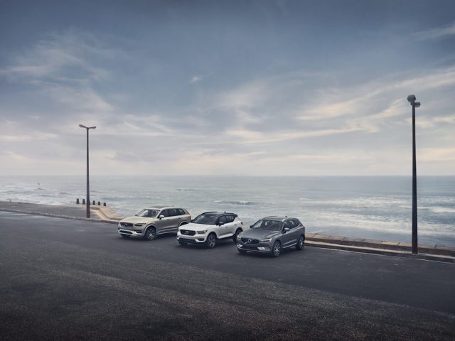 W ramach szerszej aktualizacji portfolio, 48-woltowe hybrydowe jednostki napędowe firmy są teraz dostępne w każdym modelu Volvo, co dodatkowo zwiększa zelektryfikowaną ofertę firmy. Jeśli chodzi o wygląd zewnętrzny, projektanci Volvo wprowadzili szereg udoskonaleń zarówno z przodu, jak i z tyłu S90 i V90, w tym nowe światła przeciwmgielne, nowy wygląd spojlera i nowy przedni zderzak.
Fot. Volvo W ramach szerszej aktualizacji portfolio, 48-woltowe hybrydowe jednostki napędowe firmy są teraz dostępne w każdym modelu Volvo, co dodatkowo zwiększa zelektryfikowaną ofertę firmy. Jeśli chodzi o wygląd zewnętrzny, projektanci Volvo wprowadzili szereg udoskonaleń zarówno z przodu, jak i z tyłu S90 i V90, w tym nowe światła przeciwmgielne, nowy wygląd spojlera i nowy przedni zderzak.
Fot. Volvo
