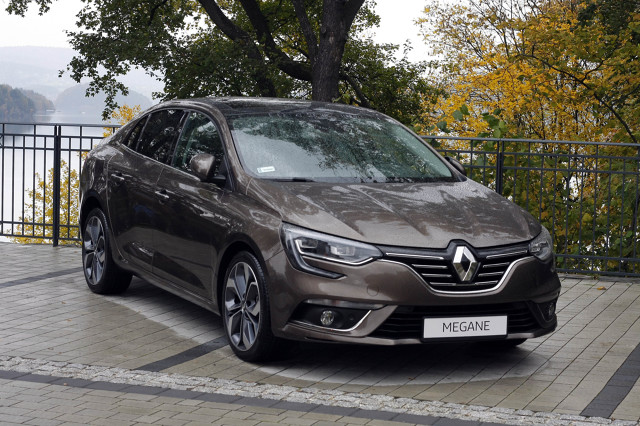 Renault Megane GrandCoupe
Cennik otwiera benzynowiec 1.6 SCe o mocy 115 KM, z manualną skrzynią biegów, za 61 900 zł. Mocniejsza wersja benzynowa 1.2 TCe ma 130 KM i dwusprzęgłową przekładnię zautomatyzowaną EDC. Najtańszy, 90-konny turbodiesel dCi 90 (1.5 l) kosztuje 69 900 zł.
Fot. Dariusz Dobosz Renault Megane GrandCoupe
Cennik otwiera benzynowiec 1.6 SCe o mocy 115 KM, z manualną skrzynią biegów, za 61 900 zł. Mocniejsza wersja benzynowa 1.2 TCe ma 130 KM i dwusprzęgłową przekładnię zautomatyzowaną EDC. Najtańszy, 90-konny turbodiesel dCi 90 (1.5 l) kosztuje 69 900 zł.
Fot. Dariusz Dobosz