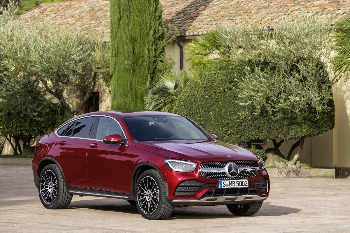 Zaledwie kilka tygodni po premierze kompleksowo zaktualizowanego SUV-a GLC Mercedes-Benz prezentuje odnowionego GLC Coupé. W swoim najnowszym wcieleniu ten cieszący się powodzeniem model umiejętnie łączy sportowy charakter coupé z funkcjonalnością SUV-a.
Fot. Mercedes Zaledwie kilka tygodni po premierze kompleksowo zaktualizowanego SUV-a GLC Mercedes-Benz prezentuje odnowionego GLC Coupé. W swoim najnowszym wcieleniu ten cieszący się powodzeniem model umiejętnie łączy sportowy charakter coupé z funkcjonalnością SUV-a.
Fot. Mercedes