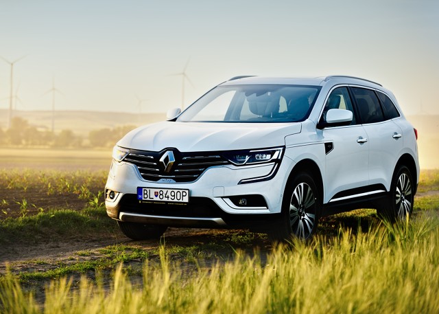 Nowe Renault Koleos - test
Renault miało już w swojej ofercie model, który się nazywał Koleos. Był to pojazd typu SUV plasujący się wśród kompaktów. Teraz do oferty wraca auto, które też nazywa się Koleos, ale z tym poprzednim praktycznie poza nazwą nie ma nic wspólnego.
fot. Renault Nowe Renault Koleos - test
Renault miało już w swojej ofercie model, który się nazywał Koleos. Był to pojazd typu SUV plasujący się wśród kompaktów. Teraz do oferty wraca auto, które też nazywa się Koleos, ale z tym poprzednim praktycznie poza nazwą nie ma nic wspólnego.
fot. Renault