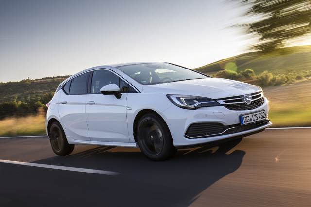 Opel wprowadza najnowszy adaptacyjny tempomat (ACC) do pojazdów kompaktowych. Astra hatchback i Astra Sports Tourer z sześciostopniową automatyczną przekładnią zostały wyposażone w tempomat działający w oparciu o radar i przednią kamerę samochodu.
Fot. Opel Opel wprowadza najnowszy adaptacyjny tempomat (ACC) do pojazdów kompaktowych. Astra hatchback i Astra Sports Tourer z sześciostopniową automatyczną przekładnią zostały wyposażone w tempomat działający w oparciu o radar i przednią kamerę samochodu.
Fot. Opel