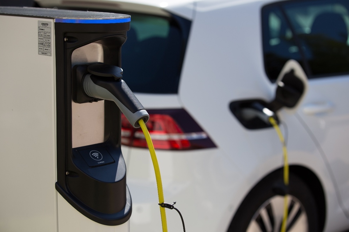 Jak podaje Instytut Badań Rynku Motoryzacyjnego SAMAR, firma Jato Dynamics poinformowała, że w dziewiątym miesiącu bieżącego roku w Europie zarejestrowano więcej nowych osobowych aut elektrycznych - wliczając w to także hybrydy typu plug-in - niż modeli wyposażonych w silnik wysokoprężny. Różnica jest minimalna, ale – jak podaje Jato - oba rodzaje napędu mają po 25% udziału we wrześniowych rejestracjach. To przełomowy wynik.
Fot. Ensto Chargo Jak podaje Instytut Badań Rynku Motoryzacyjnego SAMAR, firma Jato Dynamics poinformowała, że w dziewiątym miesiącu bieżącego roku w Europie zarejestrowano więcej nowych osobowych aut elektrycznych - wliczając w to także hybrydy typu plug-in - niż modeli wyposażonych w silnik wysokoprężny. Różnica jest minimalna, ale – jak podaje Jato - oba rodzaje napędu mają po 25% udziału we wrześniowych rejestracjach. To przełomowy wynik.
Fot. Ensto Chargo