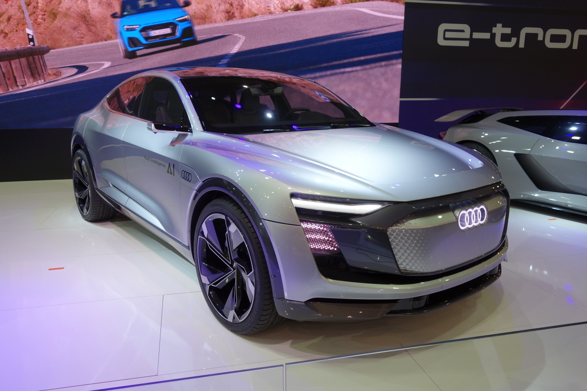 Największa w Polsce wystawa motoryzacyjna Poznań Motor Show 2019, jest okazją dla zaprezentowania po raz pierwszy w naszym kraju trzech koncepcyjnych, w pełni elektrycznych samochodów spod znaku czterech pierścieni. Na ekspozycji Audi zobaczyć można najnowsze Audi Q4 e-tron concept oraz dwa modele studyjne: Audi Elaine i Audi PB18 e-tron.
Fot. Ryszard M. Perczak Największa w Polsce wystawa motoryzacyjna Poznań Motor Show 2019, jest okazją dla zaprezentowania po raz pierwszy w naszym kraju trzech koncepcyjnych, w pełni elektrycznych samochodów spod znaku czterech pierścieni. Na ekspozycji Audi zobaczyć można najnowsze Audi Q4 e-tron concept oraz dwa modele studyjne: Audi Elaine i Audi PB18 e-tron.
Fot. Ryszard M. Perczak