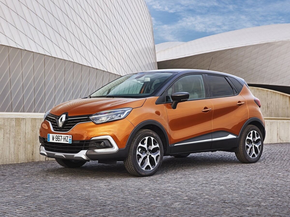 Renault Captur pierwszej generacji przebojem wdarł się na rynek crossoverów segmentu B i sprawnie uzupełnił ofertę francuskiego producenta. Co prawda dość wyraźnie przejął część klientów, którzy chętnie sięgnęliby po Clio, ale z modą się nie dyskutuje. Sprawdźmy zatem, czym kusi i czym zniechęca pierwsza generacja francuskiego crossovera.
Fot. Renault Renault Captur pierwszej generacji przebojem wdarł się na rynek crossoverów segmentu B i sprawnie uzupełnił ofertę francuskiego producenta. Co prawda dość wyraźnie przejął część klientów, którzy chętnie sięgnęliby po Clio, ale z modą się nie dyskutuje. Sprawdźmy zatem, czym kusi i czym zniechęca pierwsza generacja francuskiego crossovera.
Fot. Renault