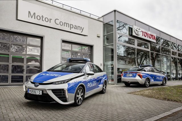 Toyota Mirai
Dwa samochody na wodór powiększyły właśnie flotę radiowozów policji w stolicy Niemiec. Każdy z nich ma zasięg co najmniej 500 km, na który nie wpływa wysoka bądź niska temperatura otoczenia ani inne warunki pogodowe. Samochód zużywa średnio 0,76 kg wodoru na 100 km
Fot. Toyota Deutschland Toyota Mirai
Dwa samochody na wodór powiększyły właśnie flotę radiowozów policji w stolicy Niemiec. Każdy z nich ma zasięg co najmniej 500 km, na który nie wpływa wysoka bądź niska temperatura otoczenia ani inne warunki pogodowe. Samochód zużywa średnio 0,76 kg wodoru na 100 km
Fot. Toyota Deutschland