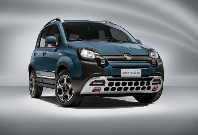 Fiat Panda
Podstawowy silnik to jednostka TwinAir o pojemności 0,9 litra oferująca 85 KM. Alternatywą jest miękka hybryda z silnikiem 1.0 o mocy 70 KM.
Fot. Fiat Fiat Panda
Podstawowy silnik to jednostka TwinAir o pojemności 0,9 litra oferująca 85 KM. Alternatywą jest miękka hybryda z silnikiem 1.0 o mocy 70 KM.
Fot. Fiat