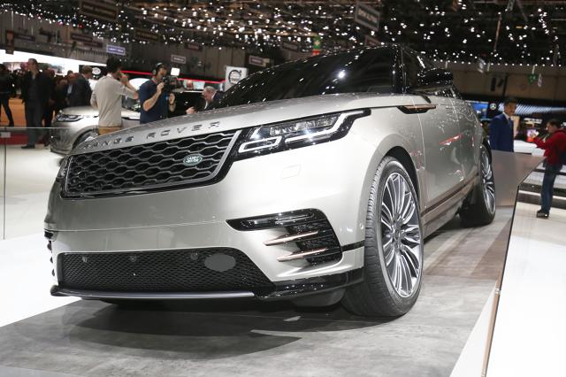Range Rover Velar
Nowość Brytyjczyków ma za zadanie wypełnić lukę między modelami Evoque i Sport, a jego płyta podłogowa wykonana z aluminium, znana jest już z Jaguara F-Pace.
Fot. Newspress Range Rover Velar
Nowość Brytyjczyków ma za zadanie wypełnić lukę między modelami Evoque i Sport, a jego płyta podłogowa wykonana z aluminium, znana jest już z Jaguara F-Pace.
Fot. Newspress