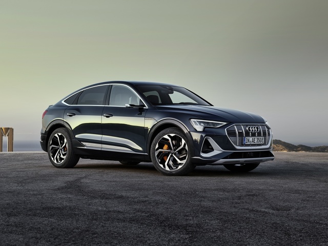 Audi e-tron Sportback łączy moc przestronnego SUV-a z elegancją czterodrzwiowego coupé i progresywnym charakterem auta elektrycznego. Fot. Audi Audi e-tron Sportback łączy moc przestronnego SUV-a z elegancją czterodrzwiowego coupé i progresywnym charakterem auta elektrycznego. Fot. Audi