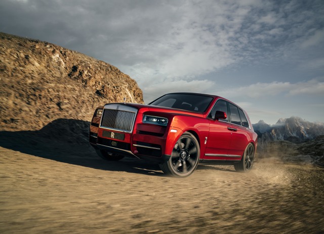 Rolls-Royce Cullinan
Pod maską pracuje 6,75-litrowy silnik V12, który oferuje 563 KM mocy oraz 850 Nm maksymalnego momentu obrotowego. Napęd trafia na cztery koła, a zwrotność mają zapewnić obie skrętne osie.
Fot. Rolls-Royce Rolls-Royce Cullinan
Pod maską pracuje 6,75-litrowy silnik V12, który oferuje 563 KM mocy oraz 850 Nm maksymalnego momentu obrotowego. Napęd trafia na cztery koła, a zwrotność mają zapewnić obie skrętne osie.
Fot. Rolls-Royce