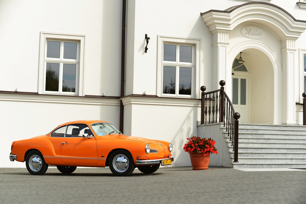 Volkswagen Karmann Ghia
Po raz pierwszy prototyp Volkswagen Karmann Ghia został zaprezentowany w 1953 r., ale była to prezentacja wyłącznie wewnątrz firmy. Decyzja o rozpoczęciu produkcji zapadła bardzo szybko i już 2 lata później Volkswagen Karmann Ghia miał swoją oficjalną premierę.
Fot. Volkswagen Volkswagen Karmann Ghia
Po raz pierwszy prototyp Volkswagen Karmann Ghia został zaprezentowany w 1953 r., ale była to prezentacja wyłącznie wewnątrz firmy. Decyzja o rozpoczęciu produkcji zapadła bardzo szybko i już 2 lata później Volkswagen Karmann Ghia miał swoją oficjalną premierę.
Fot. Volkswagen
