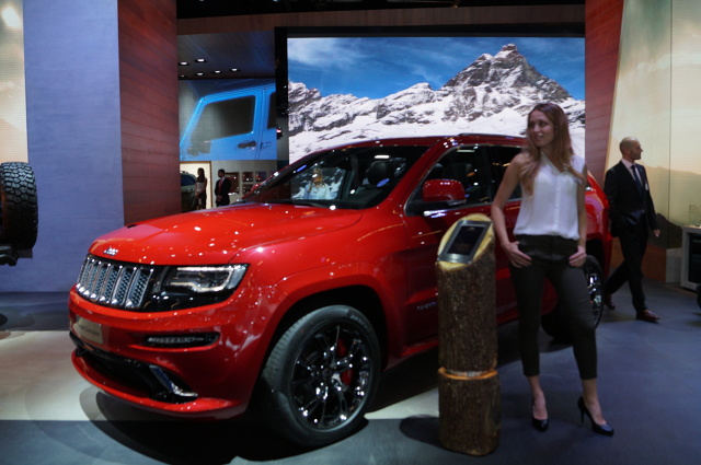 Jeep na salonie samochodowym we Frankfurcie
Legendarna marka z Ameryki przywiozła do Frankfurtu kompletną gamę modelową. Nie zabrakło kompaktowego Renegade - "miejskiej terenówki", która wyróżnia się z tłumu za sprawą niepowtarzalnej bryły nadwozia. Amatorom większych SUV-ów Jeep proponuje modele Cherokee oraz Grand Cherokee. Drugi z wymienionych jest przykładem fuzji najwyższej jakości wykonania i komfortu na miarę limuzyny z terenową dzielnością.
Fot. Tomasz Szmandra Jeep na salonie samochodowym we Frankfurcie
Legendarna marka z Ameryki przywiozła do Frankfurtu kompletną gamę modelową. Nie zabrakło kompaktowego Renegade - "miejskiej terenówki", która wyróżnia się z tłumu za sprawą niepowtarzalnej bryły nadwozia. Amatorom większych SUV-ów Jeep proponuje modele Cherokee oraz Grand Cherokee. Drugi z wymienionych jest przykładem fuzji najwyższej jakości wykonania i komfortu na miarę limuzyny z terenową dzielnością.
Fot. Tomasz Szmandra