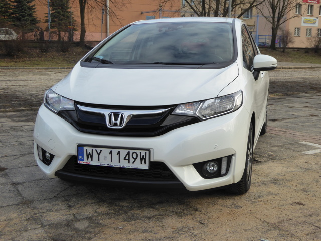 Honda Jazz
Najmniejsza z dostepnych na naszym rynku Hond od jesieni zeszłego roku jest już oferowana w nowej, trzeciej generacji. Auto powstało na nowej płycie podłogowej i jest zmodernizowane jeśli chodzi o konstrukcję, ale bryła nadwozia i koncepcja ogólna pozostały w nim bez zmian.
Fot. Ryszard M. Perczak Honda Jazz
Najmniejsza z dostepnych na naszym rynku Hond od jesieni zeszłego roku jest już oferowana w nowej, trzeciej generacji. Auto powstało na nowej płycie podłogowej i jest zmodernizowane jeśli chodzi o konstrukcję, ale bryła nadwozia i koncepcja ogólna pozostały w nim bez zmian.
Fot. Ryszard M. Perczak