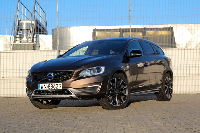 Volvo V60 Cross Country D4 AWD
Uterenowiona wersja Volvo V60 kusi atrakcyjnym wyglądem, wysoką jakością wykonania oraz możliwościami jazdy po drogach, na które strach wjechać klasycznym kombi klasy średniej.
Fot. Łukasz Szewczyk Volvo V60 Cross Country D4 AWD
Uterenowiona wersja Volvo V60 kusi atrakcyjnym wyglądem, wysoką jakością wykonania oraz możliwościami jazdy po drogach, na które strach wjechać klasycznym kombi klasy średniej.
Fot. Łukasz Szewczyk