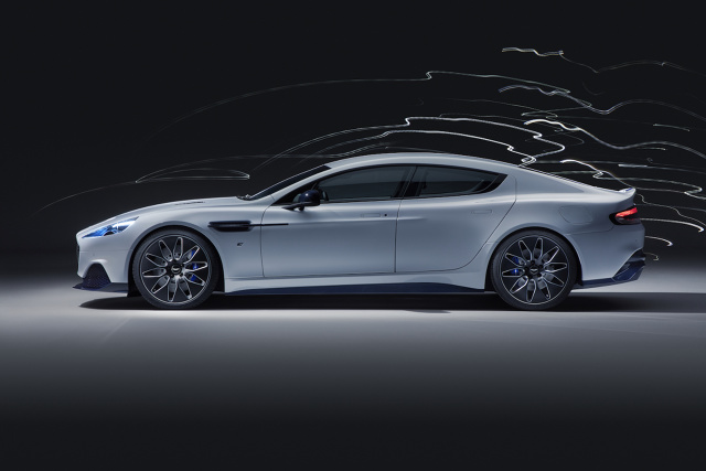 Aston Martin Rapide E
Pod maską nie znalazł się benzynowy silnik V12, natomiast auto posiada dwa elektryczne silniki trakcyjne, z których każdy odpowiada za napęd jednego z tylnych kół. Systemowa moc układu to 610 KM oraz 950 Nm.
Fot. Aston Martin Aston Martin Rapide E
Pod maską nie znalazł się benzynowy silnik V12, natomiast auto posiada dwa elektryczne silniki trakcyjne, z których każdy odpowiada za napęd jednego z tylnych kół. Systemowa moc układu to 610 KM oraz 950 Nm.
Fot. Aston Martin
