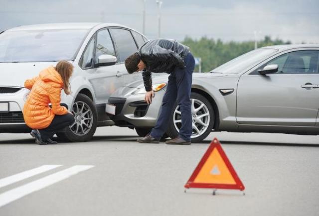 Jeżeli poszkodowany nie wie, kto spowodował wypadek albo gdy sprawca uciekł z miejsca kolizji, to może ubiegać się o odszkodowanie od UFG. Jeżeli poszkodowany nie wie, kto spowodował wypadek albo gdy sprawca uciekł z miejsca kolizji, to może ubiegać się o odszkodowanie od UFG.