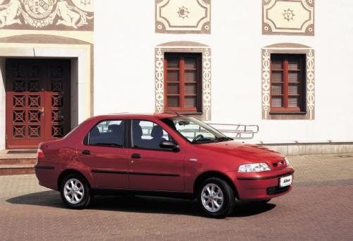 Fot. Fiat: Albea to propozycja Fiata dla mniej zamożnych rodzin. Największą atrakcją tego auta jest duży bagażnik o pojemności 515 l. Fot. Fiat: Albea to propozycja Fiata dla mniej zamożnych rodzin. Największą atrakcją tego auta jest duży bagażnik o pojemności 515 l.