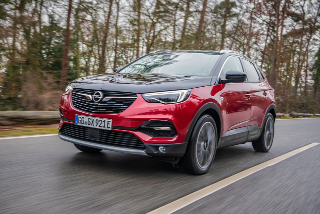 W naszej redakcji kilkukrotnie mieliśmy do czynienia z różnymi wersjami Opla Grandlanda X. Ten kompaktowy SUV, w żadnym z dotychczasowych wariantów nie wywołuje przyspieszonego bicia serca fana motoryzacji. Dlatego z tym większą ciekawością i radością przyjęliśmy zaproszenie polskiego przedstawicielstwa Opla do wzięcia udziału w międzynarodowej prezentacji mocnej odmiany hybrydowej, z napędem na wszystkie koła.
Fot. Opel W naszej redakcji kilkukrotnie mieliśmy do czynienia z różnymi wersjami Opla Grandlanda X. Ten kompaktowy SUV, w żadnym z dotychczasowych wariantów nie wywołuje przyspieszonego bicia serca fana motoryzacji. Dlatego z tym większą ciekawością i radością przyjęliśmy zaproszenie polskiego przedstawicielstwa Opla do wzięcia udziału w międzynarodowej prezentacji mocnej odmiany hybrydowej, z napędem na wszystkie koła.
Fot. Opel
