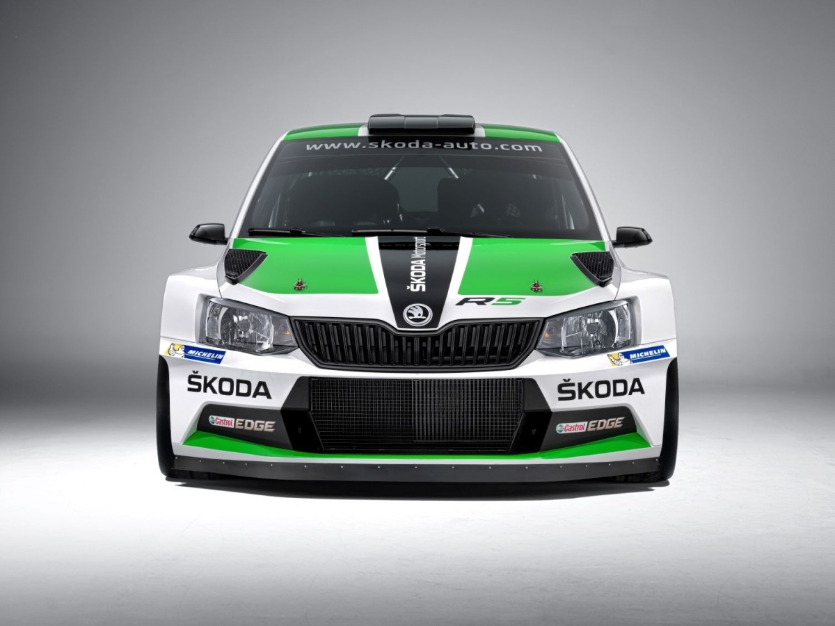 Skoda Fabia R5 Rally Car
Budowa każdej z rajdówek zajmuje mechanikom Skody 10 dni. Fabia R5 Rally Car jest wykonywana ręcznie przez specjalnie wyszkolonych pracowników. Pomijając trwający półtora tygodnia montaż, auto nadal wymaga prac związanych z lakierowaniem nadwozia i nadawaniem mu barw drużynowych.
Fot. Skoda Skoda Fabia R5 Rally Car
Budowa każdej z rajdówek zajmuje mechanikom Skody 10 dni. Fabia R5 Rally Car jest wykonywana ręcznie przez specjalnie wyszkolonych pracowników. Pomijając trwający półtora tygodnia montaż, auto nadal wymaga prac związanych z lakierowaniem nadwozia i nadawaniem mu barw drużynowych.
Fot. Skoda