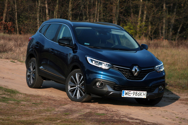 Renault Kadjar
Pomysłowe przetłoczenia na tylnej partii auta i charakterystyczne dla nowych „renówek” wgłębienie w dolnej strefie drzwi prezentują się znakomicie, podobnie jak mocno „napompowane” nadkola. Prawdziwy pokaz sztuki użytkowej.
Fot. Dariusz Dobosz Renault Kadjar
Pomysłowe przetłoczenia na tylnej partii auta i charakterystyczne dla nowych „renówek” wgłębienie w dolnej strefie drzwi prezentują się znakomicie, podobnie jak mocno „napompowane” nadkola. Prawdziwy pokaz sztuki użytkowej.
Fot. Dariusz Dobosz