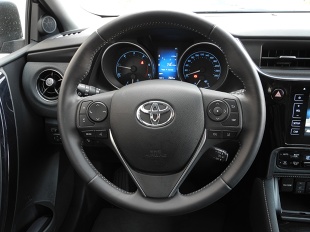 Auris ma być jednym z handlowych atutów marki Toyota. W zeszłym roku auto zmodernizowano. Testowaliśmy wersję kombi z wysokoprężnym silnikiem o pojemności 1,6 litra / Fot. Wojciech Frelichowski 