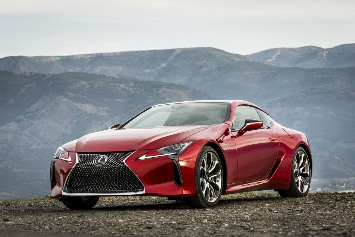 Lexus LC
Flagowe coupé Lexusa, zbudowane na nowej platformie GA-L, trafi do klientów wiosną przyszłego roku 2017 w dwóch wersjach silnikowych. Hybrydowy Lexus LC 500h będzie dostępny z nową jednostką Multi Stage Hybrid System wyposażoną w 3,5-litrowy silnik V6 i dwa silniki elektryczne, zaś Lexusa LC 500 napędzać będzie pięciolitrowy, wolnossący silnik V8 z zastosowaną po raz pierwszy w samochodzie luksusowym10-biegową przekładnią automatyczną.
Fot. Lexus Lexus LC
Flagowe coupé Lexusa, zbudowane na nowej platformie GA-L, trafi do klientów wiosną przyszłego roku 2017 w dwóch wersjach silnikowych. Hybrydowy Lexus LC 500h będzie dostępny z nową jednostką Multi Stage Hybrid System wyposażoną w 3,5-litrowy silnik V6 i dwa silniki elektryczne, zaś Lexusa LC 500 napędzać będzie pięciolitrowy, wolnossący silnik V8 z zastosowaną po raz pierwszy w samochodzie luksusowym10-biegową przekładnią automatyczną.
Fot. Lexus