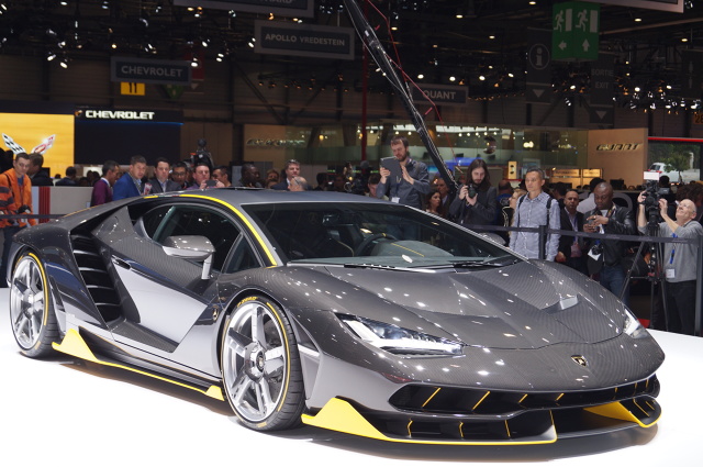 Lamborghini Centenario
Za napęd odpowiada 6,5 l jednostka dostarczająca 770 KM i pozwala do 100 km/h rozpędzić się w 23,5 s. Prędkość maksymalna przekracza natomiast 350 km/h / Fot. Tomasz Szmandra Lamborghini Centenario
Za napęd odpowiada 6,5 l jednostka dostarczająca 770 KM i pozwala do 100 km/h rozpędzić się w 23,5 s. Prędkość maksymalna przekracza natomiast 350 km/h / Fot. Tomasz Szmandra