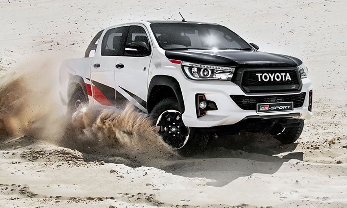 Toyota Hilux GR Sport
Na rynek Republiki Południowej Afryki wchodzi limitowana edycja Hiluxa, firmowana przez Toyota Gazoo Racing, sportowe ramię Toyoty. Pick-up Hilux GR Sport otrzymuje trenowe wyposażenie i profesjonalne oklejenia Gazoo Racing, nawiązujące do prototypowego Hiluxa, który wygrał tegoroczny Rajd Dakar.
Fot. Toyota Toyota Hilux GR Sport
Na rynek Republiki Południowej Afryki wchodzi limitowana edycja Hiluxa, firmowana przez Toyota Gazoo Racing, sportowe ramię Toyoty. Pick-up Hilux GR Sport otrzymuje trenowe wyposażenie i profesjonalne oklejenia Gazoo Racing, nawiązujące do prototypowego Hiluxa, który wygrał tegoroczny Rajd Dakar.
Fot. Toyota