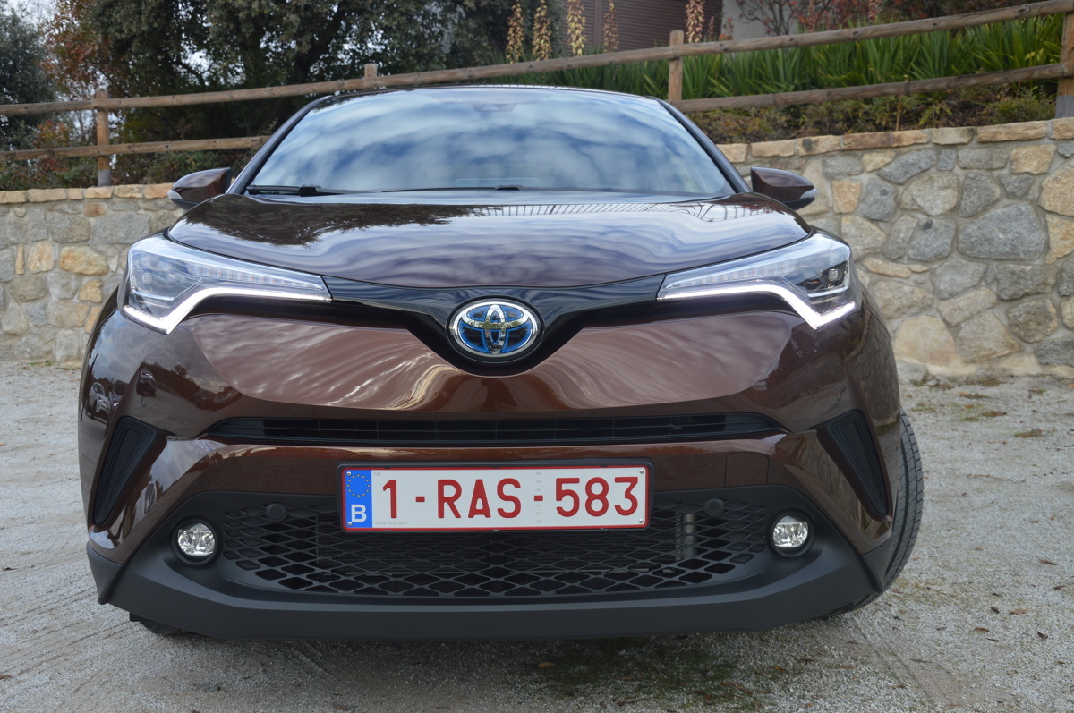 Toyota C-HR
C-HR jest pierwszym samochodem Toyoty opartym na platformie TNGA (Toyota New Global Architecture), który jest produkowany poza Japonią. Skrót C-HR Toyota rozszyfrowuje w następujący sposób: Compact Hybrid Revolution, czyli kompaktowa rewolucja hybrydowa.
Fot. Wojciech Frelichowski Toyota C-HR
C-HR jest pierwszym samochodem Toyoty opartym na platformie TNGA (Toyota New Global Architecture), który jest produkowany poza Japonią. Skrót C-HR Toyota rozszyfrowuje w następujący sposób: Compact Hybrid Revolution, czyli kompaktowa rewolucja hybrydowa.
Fot. Wojciech Frelichowski