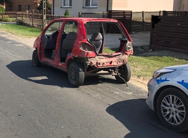 Blisko 1,8 promila alkoholu w organizmie miał 25-letni mieszkaniec powiatu tomaszowskiego, którego zatrzymali do kontroli funkcjonariusze Wydziału Ruchu Drogowego tomaszowskiej komendy. Mężczyzna poruszał się po drodze publicznej samochodem, który zwrócił uwagę policjantów gdyż… nie posiadał tylnego zderzaka, pokrywy bagażnika, pokrywy silnika, tylnych świateł, tablicy rejestracyjnej ani drzwi.
Fot. Policja Blisko 1,8 promila alkoholu w organizmie miał 25-letni mieszkaniec powiatu tomaszowskiego, którego zatrzymali do kontroli funkcjonariusze Wydziału Ruchu Drogowego tomaszowskiej komendy. Mężczyzna poruszał się po drodze publicznej samochodem, który zwrócił uwagę policjantów gdyż… nie posiadał tylnego zderzaka, pokrywy bagażnika, pokrywy silnika, tylnych świateł, tablicy rejestracyjnej ani drzwi.
Fot. Policja