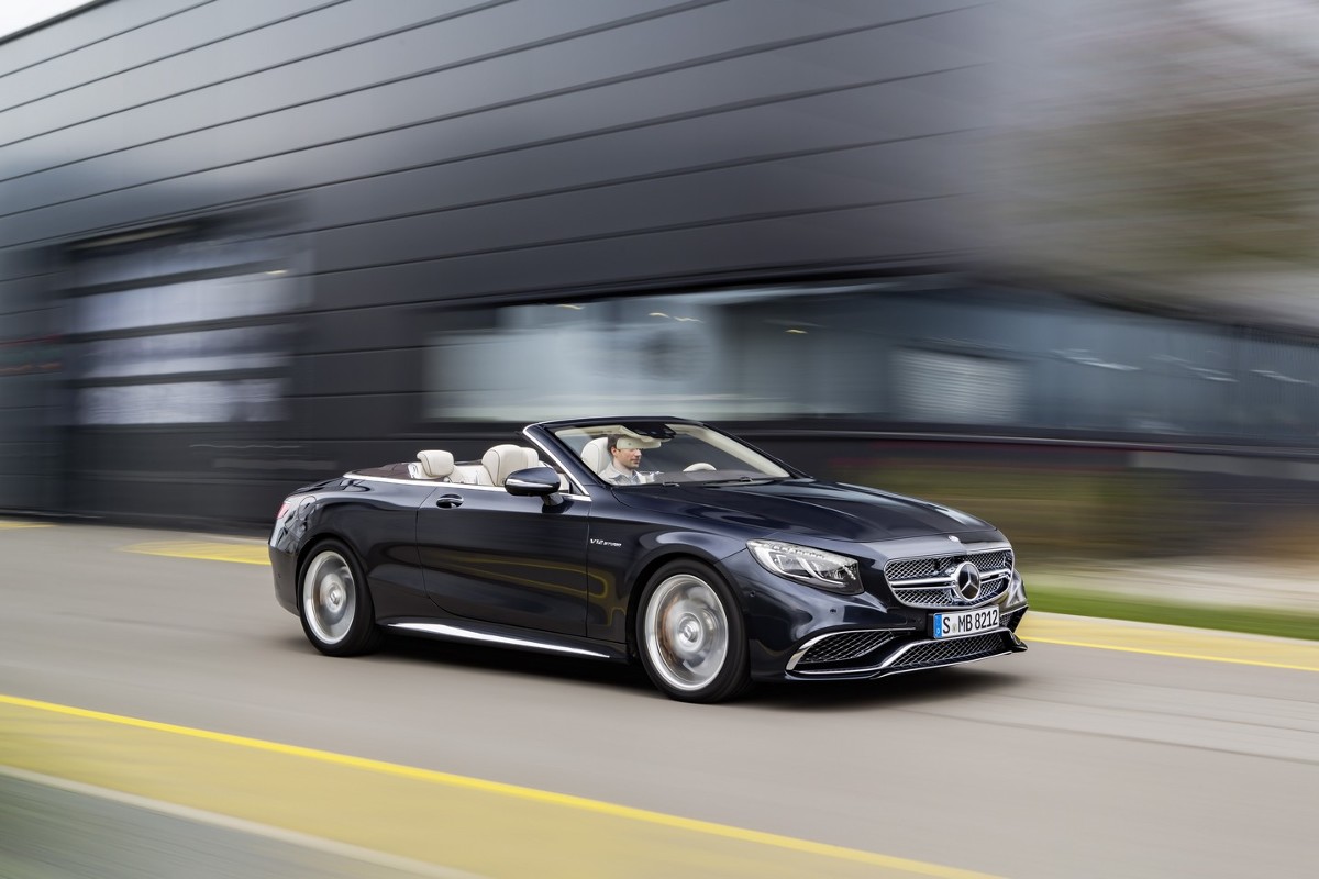 Sercem S65 AMG Cabrio użyto 6 l jednostka V12 z podwójnym doładowaniem. Motor w zakresie między 4800 a 5400 obr./min generuje moc aż 630 KM i dysponuje momentem obrotowym wynoszącym 1000 Nm. Wartość ta dostępna jest w zakresie od 2300 do 4300 obr./min / Fot. Mercedes-Benz Sercem S65 AMG Cabrio użyto 6 l jednostka V12 z podwójnym doładowaniem. Motor w zakresie między 4800 a 5400 obr./min generuje moc aż 630 KM i dysponuje momentem obrotowym wynoszącym 1000 Nm. Wartość ta dostępna jest w zakresie od 2300 do 4300 obr./min / Fot. Mercedes-Benz
