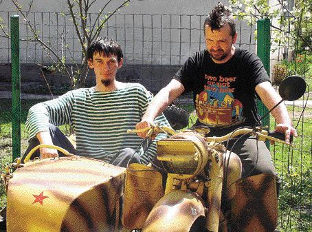 Kustoszami muzeum są Krzysztof Roś i Marcin Szmuk z motocyklowego Troll Classic Clubu. Tu siedzą na Kaśce, jak pieszczotliwie nazywają radziecki motocykl MW750, który trafił do Polski z Ukrainy, a wcześniej jeździł m.in. w Afganistanie. Kustoszami muzeum są Krzysztof Roś i Marcin Szmuk z motocyklowego Troll Classic Clubu. Tu siedzą na Kaśce, jak pieszczotliwie nazywają radziecki motocykl MW750, który trafił do Polski z Ukrainy, a wcześniej jeździł m.in. w Afganistanie.