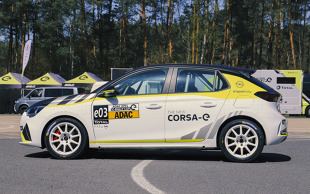 ADAC Opel e‑Rally Cup jest gotowy do pierwszego sezonu. Pierwsze dziesięć Opli Corsa‑e Rally zostało już dostarczonych do klientów. W Centrum Testowym w Dudenhofen zespoły rajdowe otrzymały nie tylko pojazdy, ale także sprzęt, w tym stylowe namioty dla ekip oraz kombinezony rajdowe dla kierowców i pilotów.<br><br>Fot. Opel 