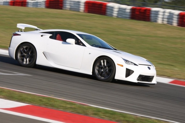 Modelem, w którym na największą skalę zastosowano kompozyty węglowe, był sportowy supersamochód Lexus LFA, w którym z materiałów tych wykonano aż 65 procent struktury nadwozia. W ten sposób udało się uzyskać masę pojazdu o 100 kg mniejszą, niż w przypadku konwencjonalnej struktury metalowej / Fot. Lexus Modelem, w którym na największą skalę zastosowano kompozyty węglowe, był sportowy supersamochód Lexus LFA, w którym z materiałów tych wykonano aż 65 procent struktury nadwozia. W ten sposób udało się uzyskać masę pojazdu o 100 kg mniejszą, niż w przypadku konwencjonalnej struktury metalowej / Fot. Lexus