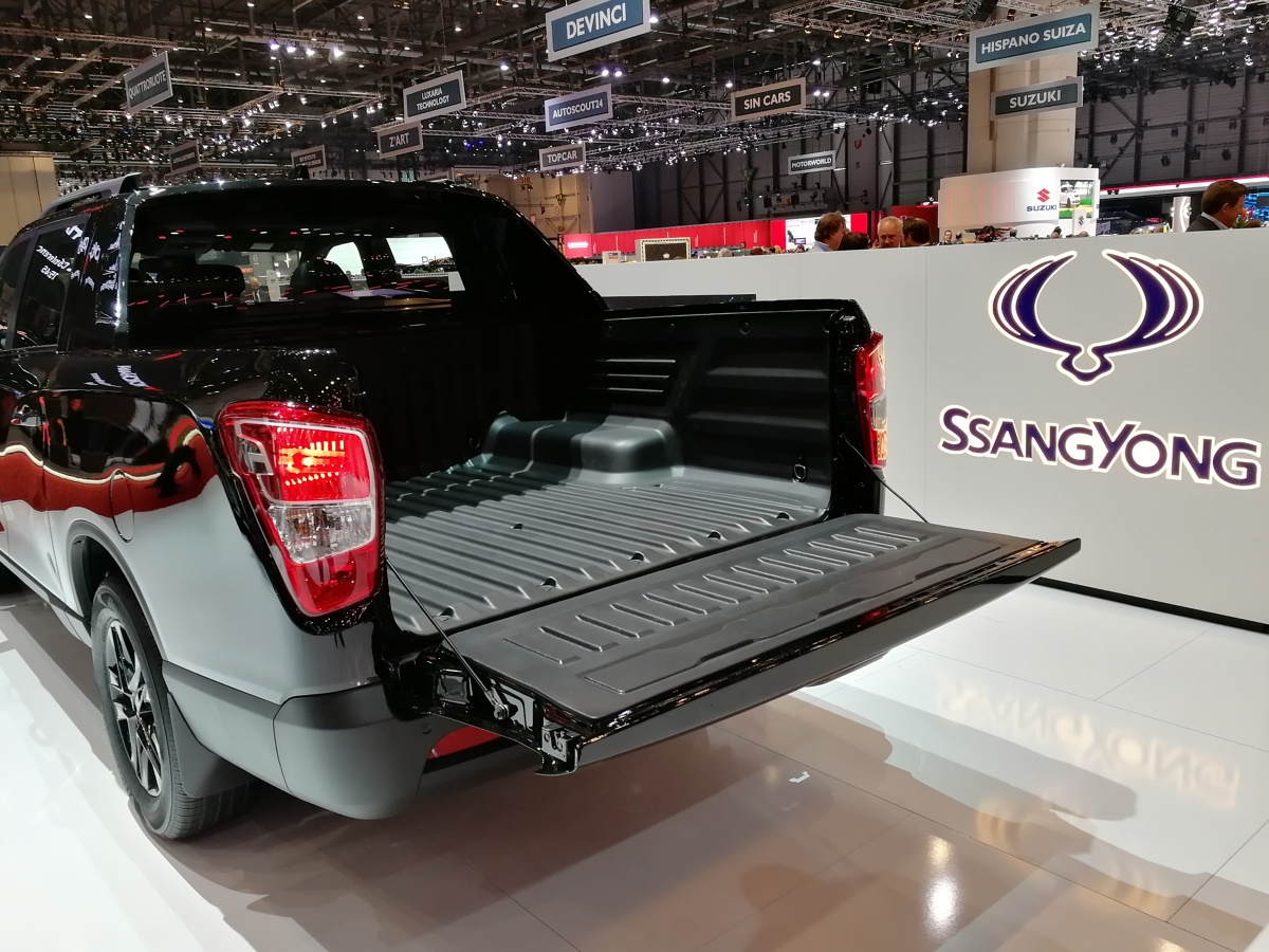 SsangYong Musso Grand
Musso Grand napędzany jest tym samym silnikiem e-XDi220, który znaleźć można w Rextonie i Musso. Zapewnia on moc maksymalną 181 KM przy 4000 obr./min. i maksymalny moment obrotowy 400 Nm w przedziale 1400-2800 obr./min. W zestawie dostępne są dwie skrzynie biegów do wyboru: 6-biegowa ręczna lub 6-biegowa automatyczna AISIN.
Fot. SsangYong SsangYong Musso Grand
Musso Grand napędzany jest tym samym silnikiem e-XDi220, który znaleźć można w Rextonie i Musso. Zapewnia on moc maksymalną 181 KM przy 4000 obr./min. i maksymalny moment obrotowy 400 Nm w przedziale 1400-2800 obr./min. W zestawie dostępne są dwie skrzynie biegów do wyboru: 6-biegowa ręczna lub 6-biegowa automatyczna AISIN.
Fot. SsangYong
