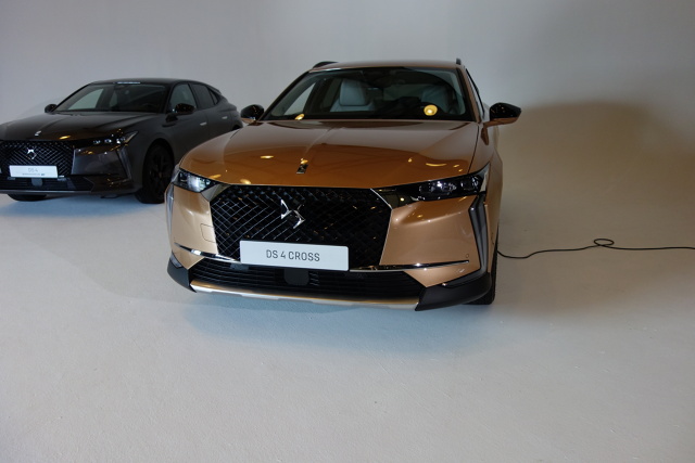 DS 4
W salonach marki DS jeszcze niedawno były oferowane tylko dwa modele DS 3 Crossback i DS 7 Crossback. W czerwcu dołączył do nich DS 9, a już wkrótce w ofercie znajdzie się kolejny DS. Tym razem będzie to kompaktowy DS 4
Fot. Ryszard M. Perczak DS 4
W salonach marki DS jeszcze niedawno były oferowane tylko dwa modele DS 3 Crossback i DS 7 Crossback. W czerwcu dołączył do nich DS 9, a już wkrótce w ofercie znajdzie się kolejny DS. Tym razem będzie to kompaktowy DS 4
Fot. Ryszard M. Perczak