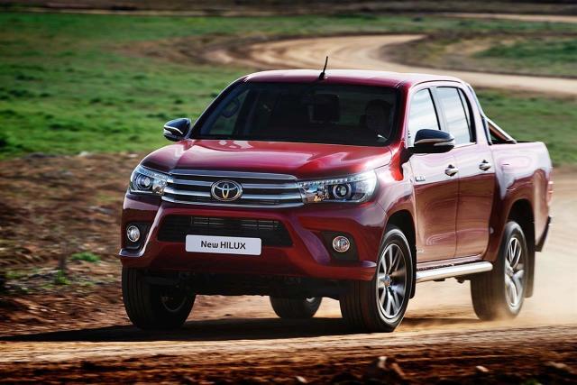 Toyota Hilux
Toyota Hilux jest produkowana od 1968 roku i obecnie w salonach dostępna jest jej 8. generacja. Auto ma długość 5330 mm przy rozstawie osi 3085 mm, wysokość maksymalnie 1815 mm i szerokość do 1855 mm. Długość bagażnika zależy od rodzaju nadwozia i wynosi od 1555 mm do 2350 mm.
Fot. Toyota Toyota Hilux
Toyota Hilux jest produkowana od 1968 roku i obecnie w salonach dostępna jest jej 8. generacja. Auto ma długość 5330 mm przy rozstawie osi 3085 mm, wysokość maksymalnie 1815 mm i szerokość do 1855 mm. Długość bagażnika zależy od rodzaju nadwozia i wynosi od 1555 mm do 2350 mm.
Fot. Toyota