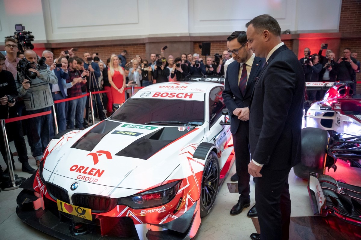 Podczas trzeciego już, w ciągu ostatnich trzech tygodni, spotkania w siedzibie PKN Orlen w Warszawie, zaprezentowano cały skład Orlen Team powiększony o wielu utytułowanych sportowców, którzy będą rywalizować na krajowych i międzynarodowych arenach nie tylko w motorsporcie.
Fot. Orlen Podczas trzeciego już, w ciągu ostatnich trzech tygodni, spotkania w siedzibie PKN Orlen w Warszawie, zaprezentowano cały skład Orlen Team powiększony o wielu utytułowanych sportowców, którzy będą rywalizować na krajowych i międzynarodowych arenach nie tylko w motorsporcie.
Fot. Orlen